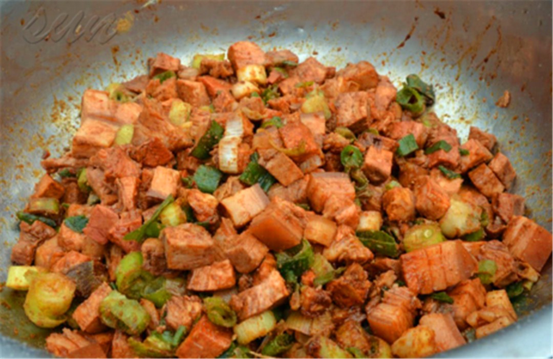 河南一单位食堂的大叔独创牛皮火烧，一个9两让你吃饱