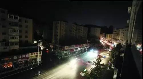 身价上亿老总吃盒饭,身价过亿小伙吃路边摊下集