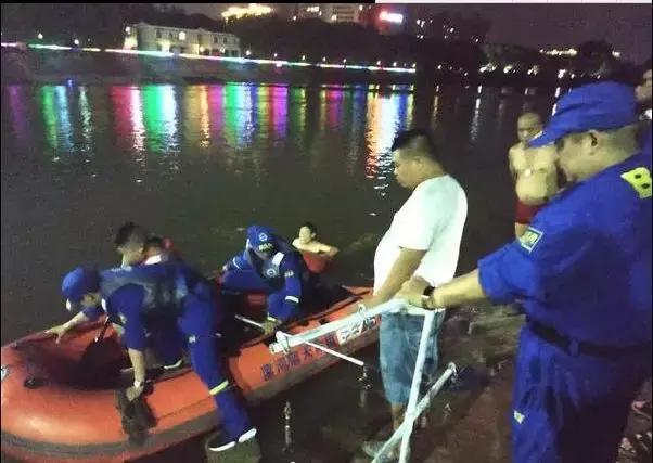 身价上亿老总吃盒饭,身价过亿小伙吃路边摊下集