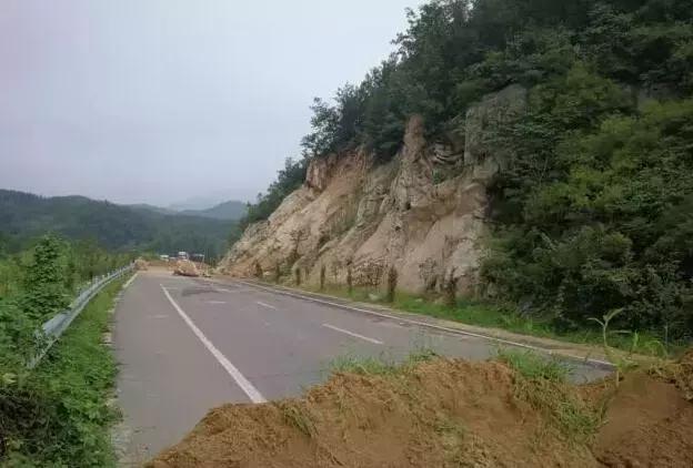 身价上亿老总吃盒饭,身价过亿小伙吃路边摊下集