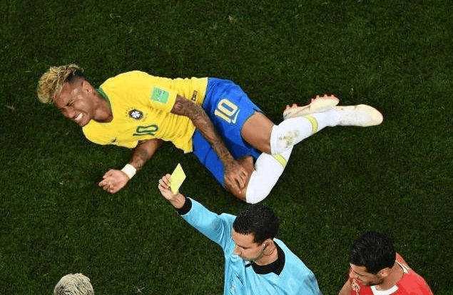 内马尔翻滚巴西球迷,内马尔回应过人