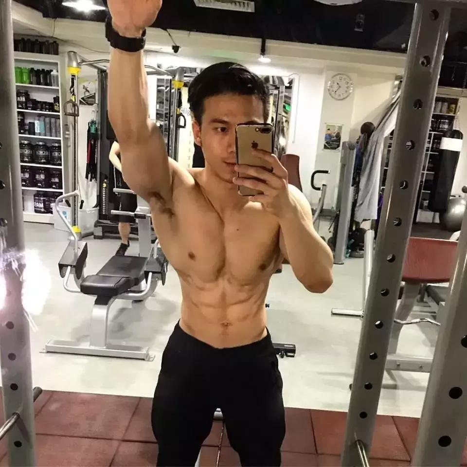 腹肌帅哥小鲜肉锻炼,练腹肌不伤腰速成腹肌的动作