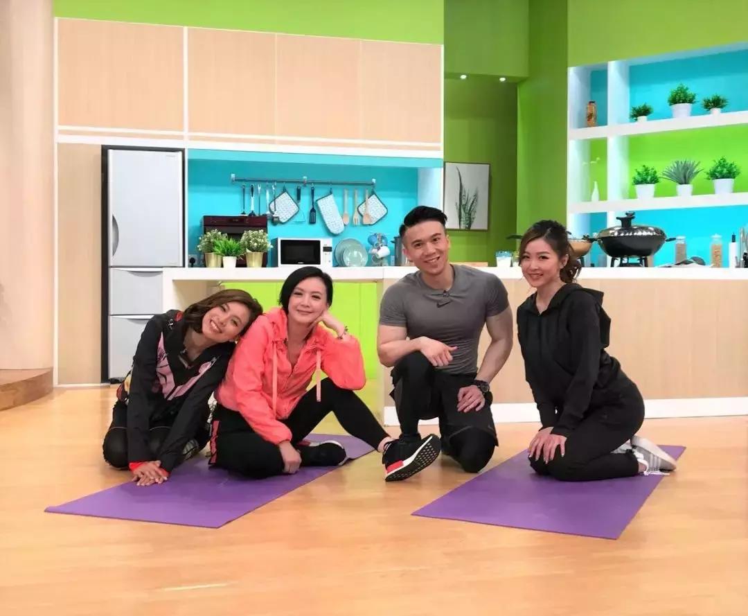 腹肌帅哥小鲜肉锻炼,练腹肌不伤腰速成腹肌的动作