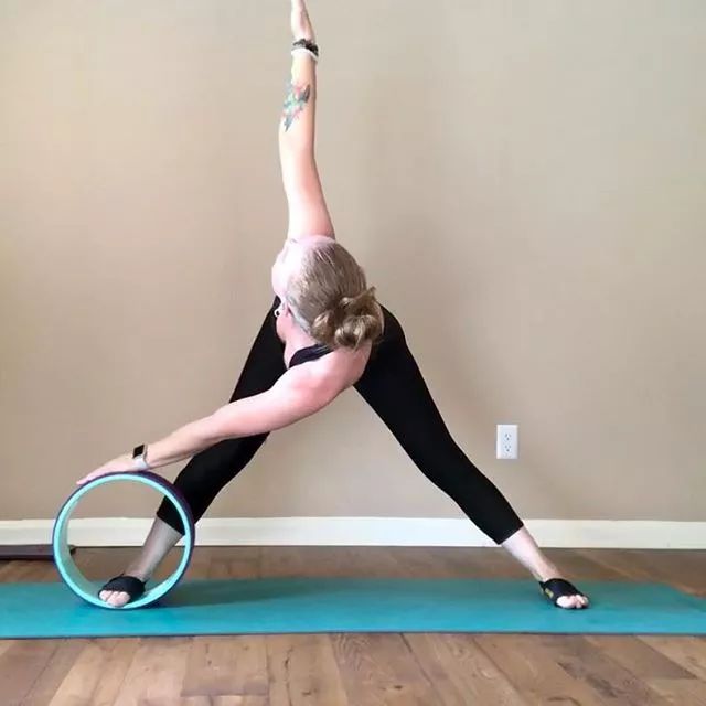 后弯神器瑜伽轮,瑜伽后弯轮练习技巧