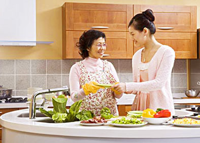 公婆月月哭穷要钱，生日那天我拆开他们送的礼物，瞬间哭了