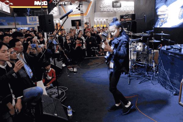 11岁小萝莉玩重金属，琴技炸裂！这个00后一定能引爆中国音乐圈！