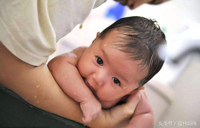 42度水温洗澡对婴儿的伤害,如何给新生儿洗澡才正确