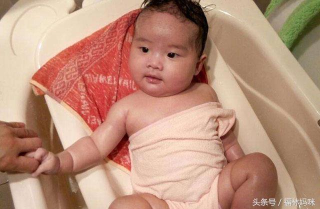 42度水温洗澡对婴儿的伤害,如何给新生儿洗澡才正确