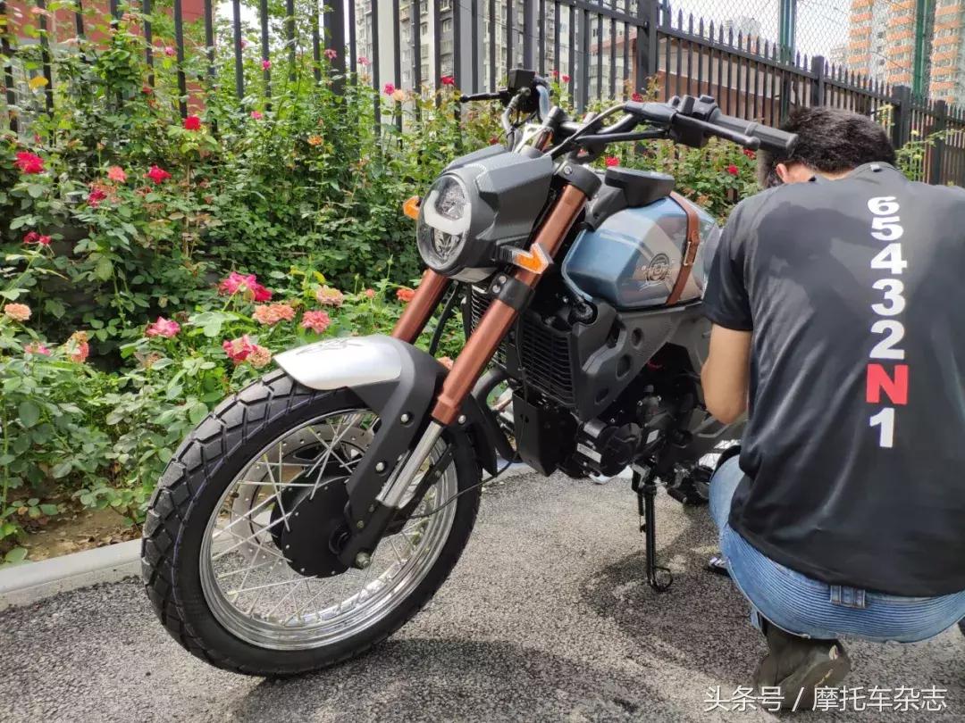 全车LED,仪表在油箱上,原厂钥匙竟然是开瓶器,力帆KPM200开箱