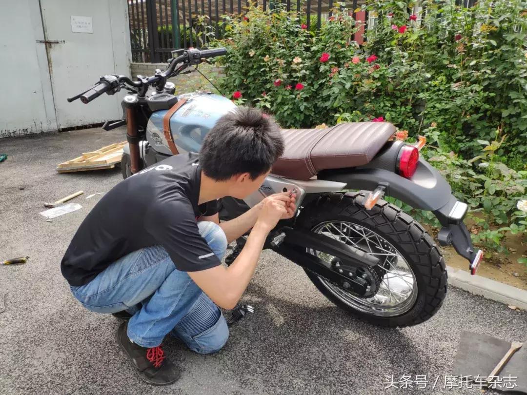 全车LED,仪表在油箱上,原厂钥匙竟然是开瓶器,力帆KPM200开箱