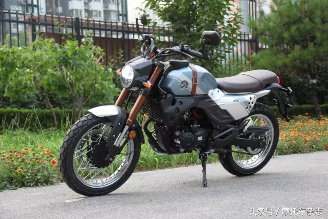 全车LED,仪表在油箱上,原厂钥匙竟然是开瓶器,力帆KPM200开箱