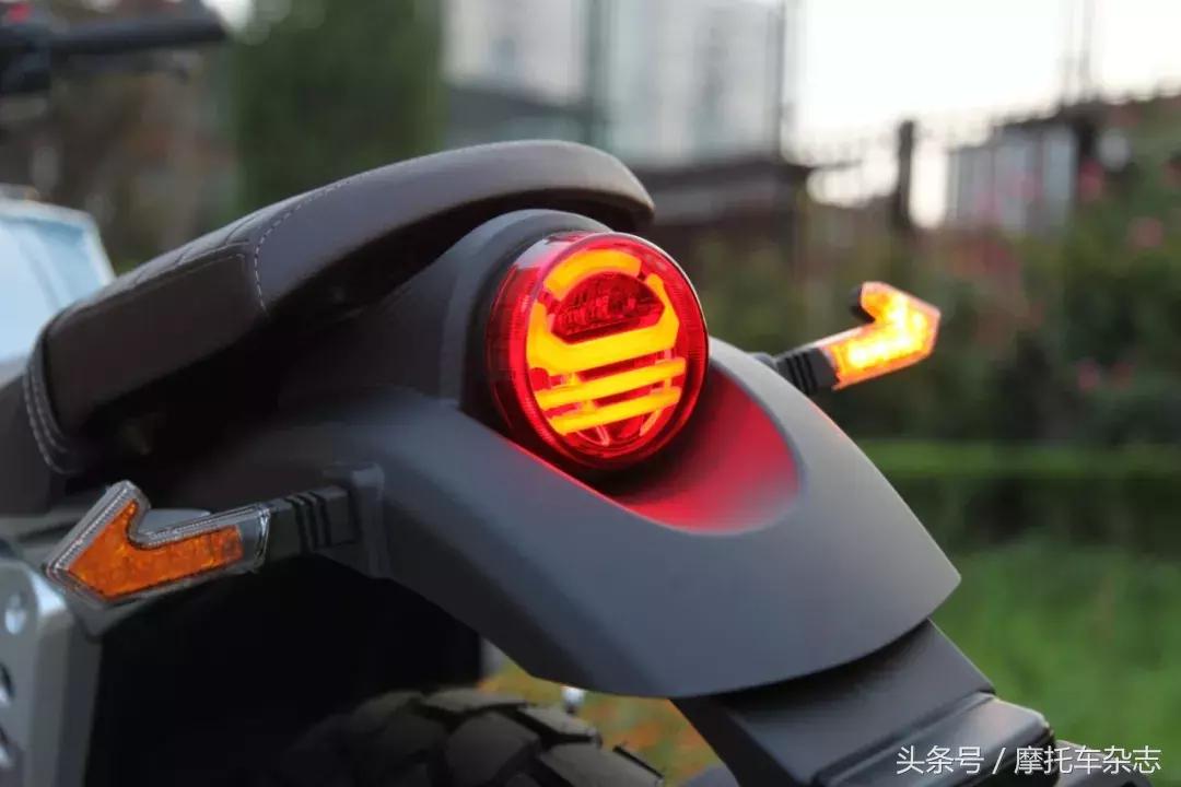 全车LED,仪表在油箱上,原厂钥匙竟然是开瓶器,力帆KPM200开箱