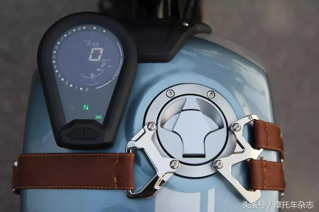 全车LED,仪表在油箱上,原厂钥匙竟然是开瓶器,力帆KPM200开箱