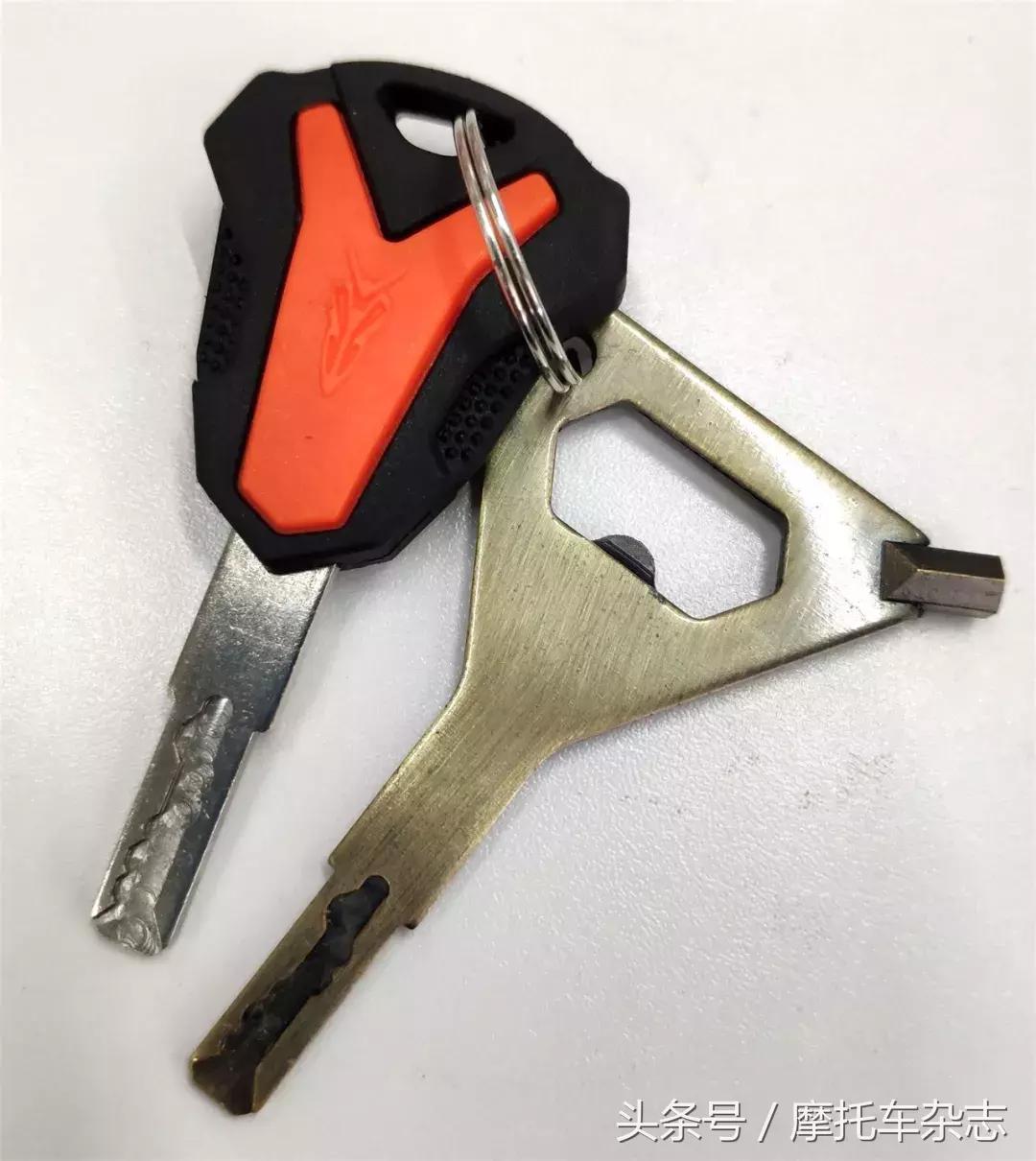 全车LED,仪表在油箱上,原厂钥匙竟然是开瓶器,力帆KPM200开箱