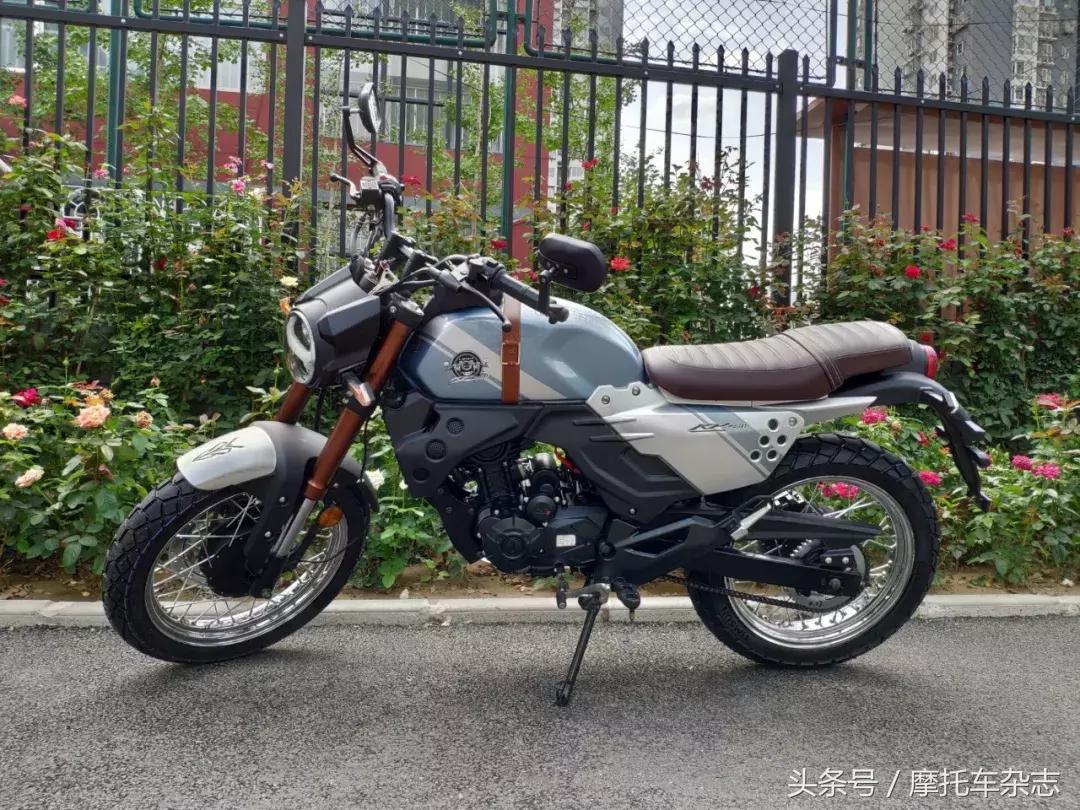 全车LED,仪表在油箱上,原厂钥匙竟然是开瓶器,力帆KPM200开箱