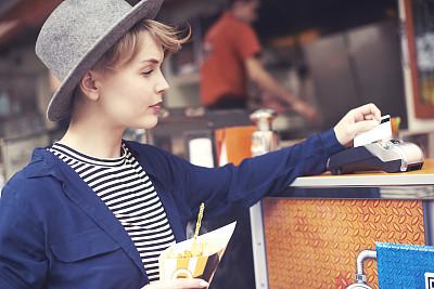 信用卡忘了消费要交年费了怎么办,信用卡忘了还逾期怎么补救