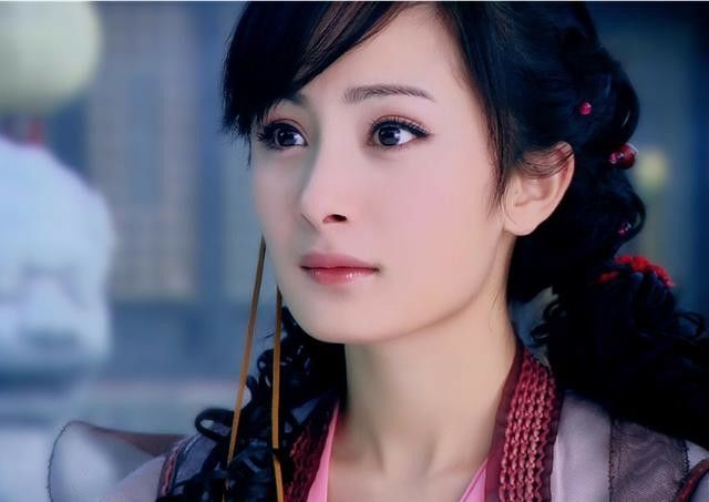 杨幂吴谨言谁好看,杨幂吴谨言相差四岁