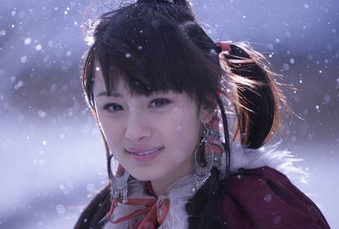 杨幂吴谨言谁好看,杨幂吴谨言相差四岁