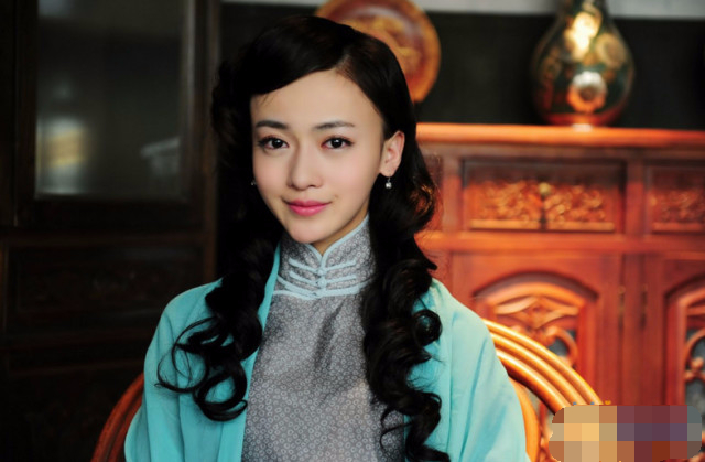 杨幂吴谨言谁好看,杨幂吴谨言相差四岁