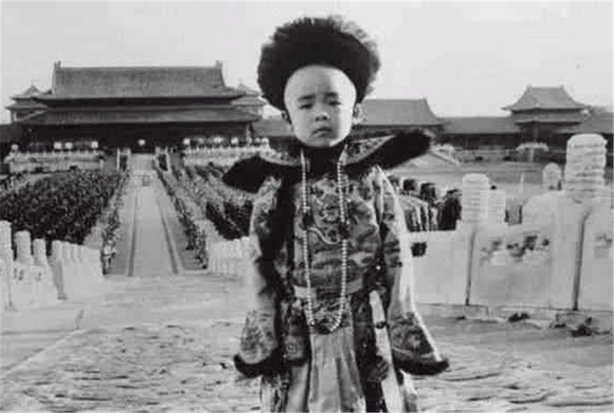 他睡了溥仪的皇后，还让她怀上孩子，溥仪发现后还给他300大洋