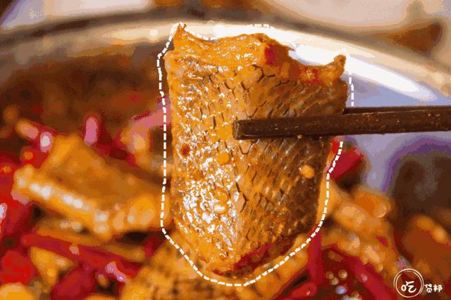 送花甲/小龙虾！还有岳阳姜辣菜助阵，这家小龙虾音乐剧演的不错