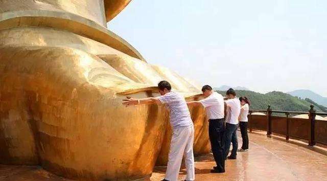 河南平顶山中原大佛高208米,耗资10亿的大佛