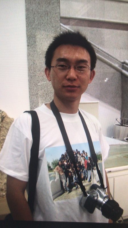 他来自河北小县城，两条锦鲤养了8年