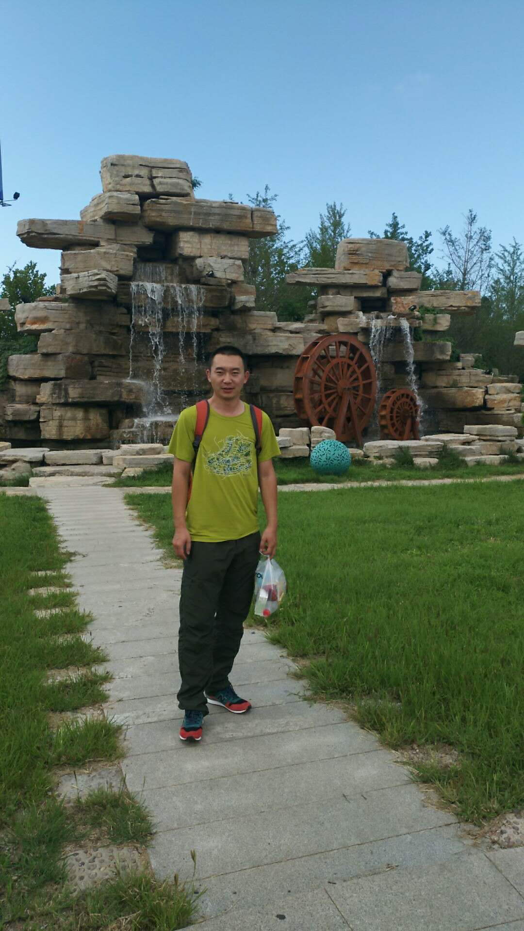 他来自河北小县城，两条锦鲤养了8年