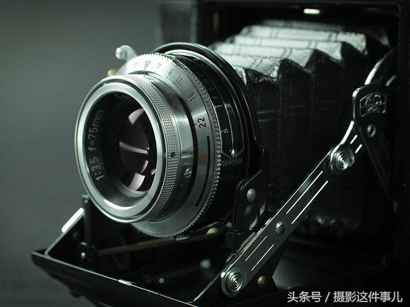 对于一个刚开始学摄影的人应该选择那些摄影器材