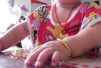 7个月宝宝眼睛被划了一下有事吗,宝宝眼睛被划了一下流泪