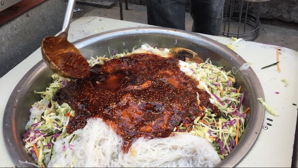 94年小伙卖卤肉十年,28岁小伙卖卤肉