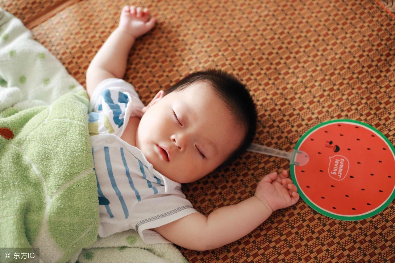 宝宝哭闹不吃饭怎么哄,孩子哭闹大人一直不哄怎么办