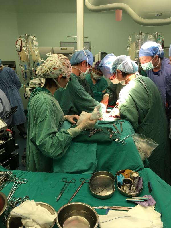 产妇紧急抢救50多天,医生抢救产妇15分钟完整版