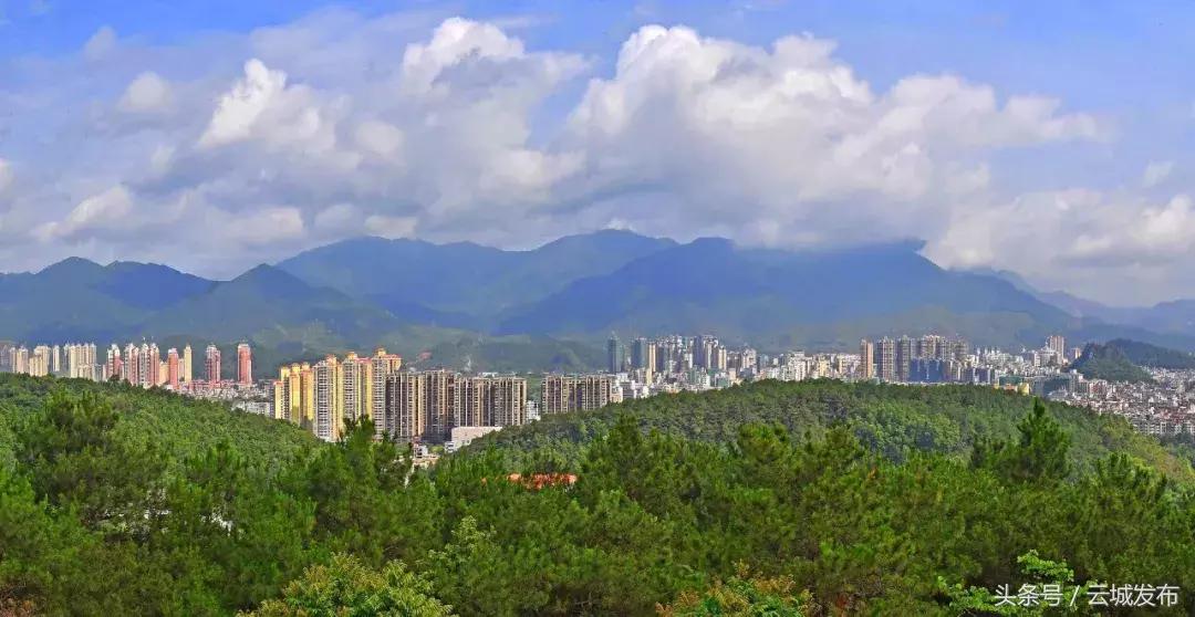 今日下午一场太阳雨引来众多市民拍照！