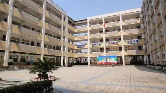 这所航母级学校历经百年，独特的教育理念让家长都想把孩子送到这