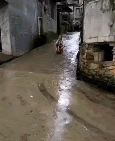 几十元的扭扭车，硬是被你开出了几百万豪车的感觉