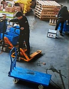 几十元的扭扭车，硬是被你开出了几百万豪车的感觉