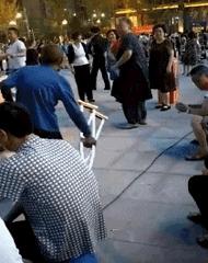 几十元的扭扭车，硬是被你开出了几百万豪车的感觉