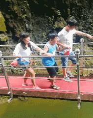 几十元的扭扭车，硬是被你开出了几百万豪车的感觉