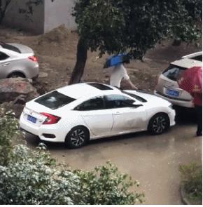 几十元的扭扭车，硬是被你开出了几百万豪车的感觉