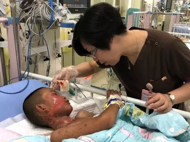 面对满脸血污全身溃烂的孩子,哈尔滨女医生一动作温暖整个朋友圈