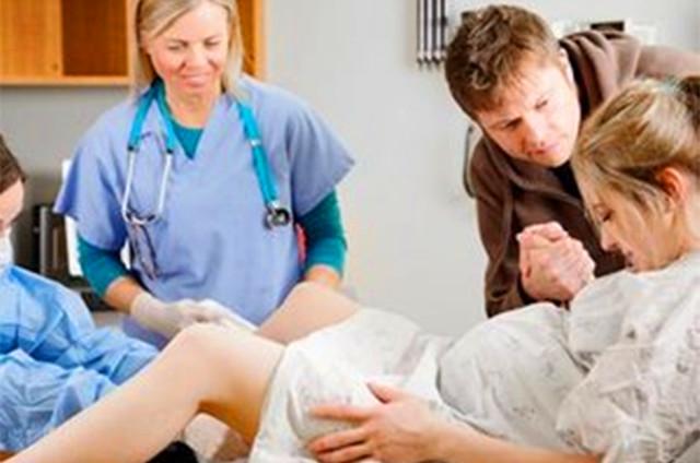 剪脐带时是宝宝疼还是妈妈疼,剪脐带妈妈痛还是宝宝疼