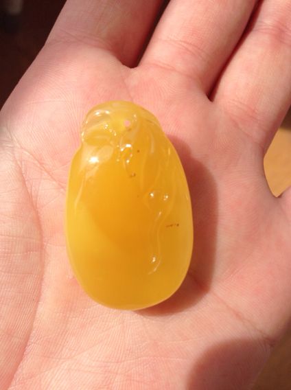 天蝎座适合戴鸡油黄蜜蜡吗,焦皮鸡油红蜜蜡变色