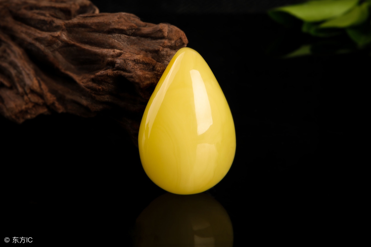 天蝎座适合戴鸡油黄蜜蜡吗,焦皮鸡油红蜜蜡变色