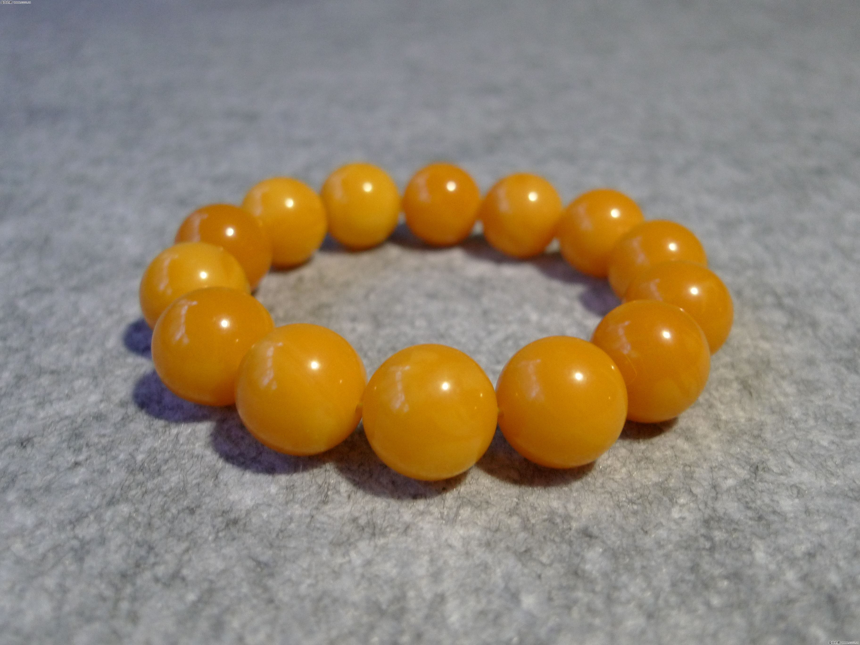 天蝎座适合戴鸡油黄蜜蜡吗,焦皮鸡油红蜜蜡变色