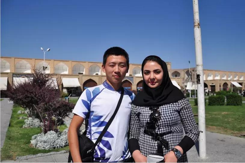 这个石油国家反感美国，和日本有仇，却全力拥护中国！