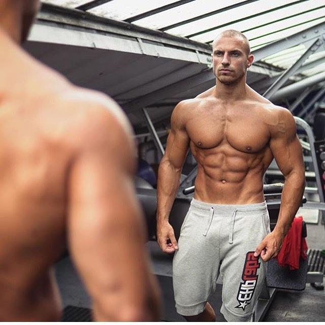 最近发现左右胸部不一样大小,为什么左右胸大小不一样