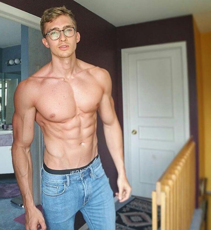 最近发现左右胸部不一样大小,为什么左右胸大小不一样