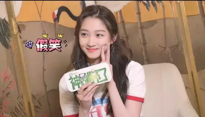 相声少女方宇现场释放撒娇卖萌少女心，对答红毯糗事笑翻全场