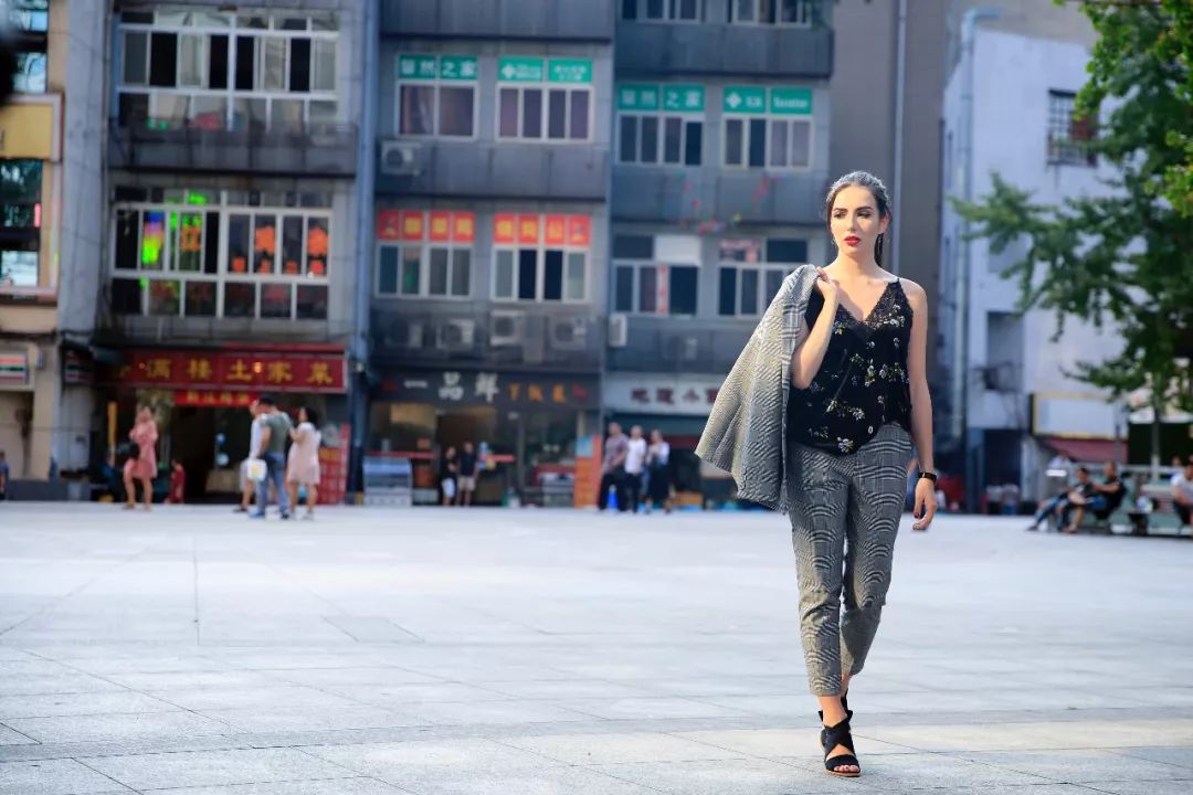 别人说你很优秀如何回答,有人说自己平庸至极你如何回应他